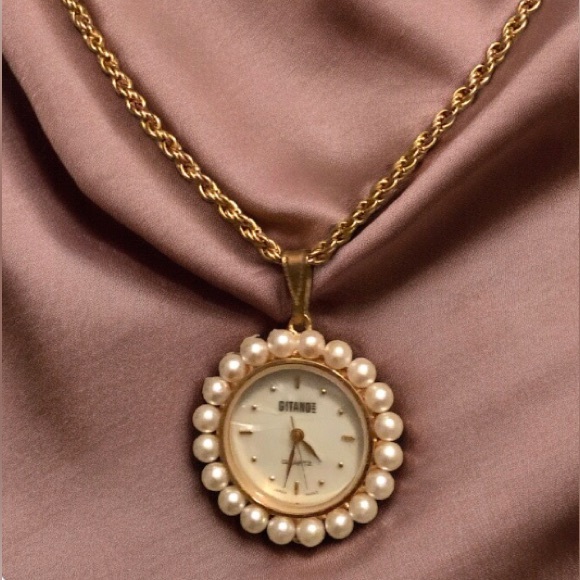 Vintage Signed Gitano Quartz Faux Pearl Watch on long Gold Toned Chain Necklace - Picture 2 of 5